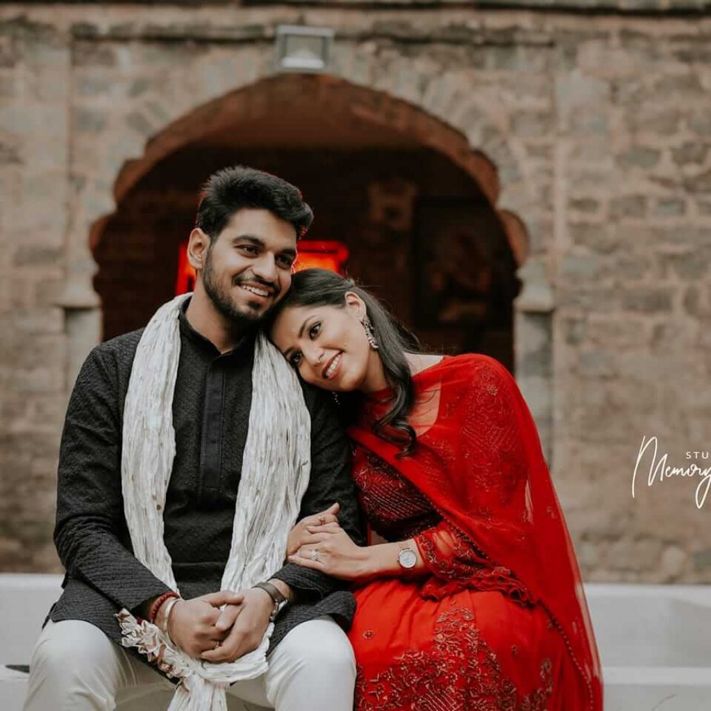 WEDDING》 BRIDE♡ GROOM Pre-Wedding #bride #dress #red #lehenga #jewwlry  #happyday #smiles #w… | Wedding couples photography, Punjabi couple, Punjabi  wedding couple